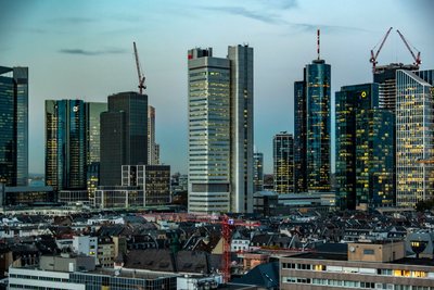 Commerz- und Deutsche Bank sitzen in Frankfurt Seit' an Seit'.