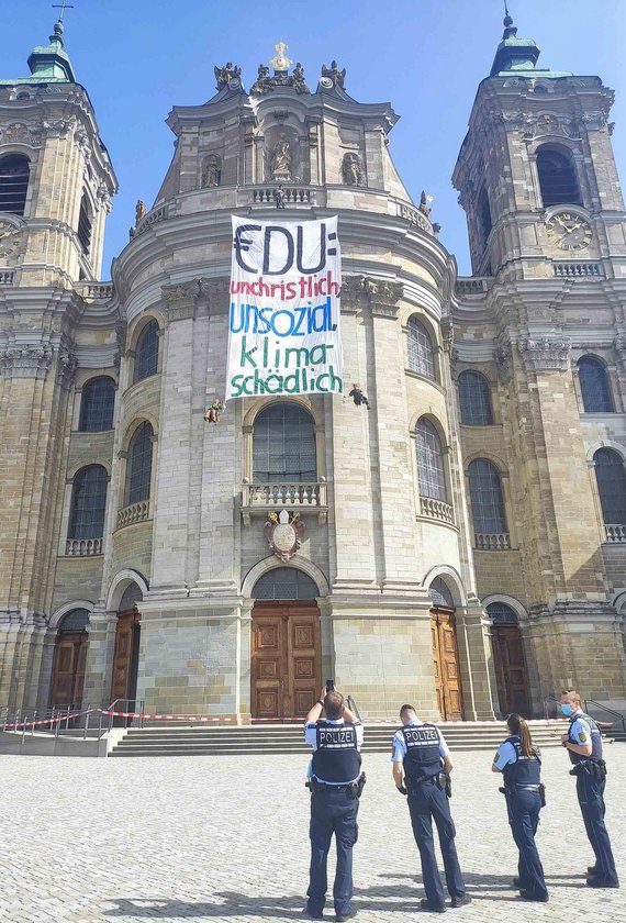 Hausfriedensbruch ja oder nein?, fragte sich wohl auch die Ordnungsmacht. Hausfriedensbruch ja oder nein?, fragte sich wohl auch die Ordnungsmacht.