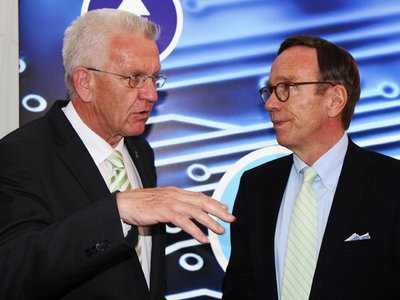 Landesvater trifft Autolobby: Winfried Kretschmann (links) und Matthias Wissmann. Foto: Staatsministerium