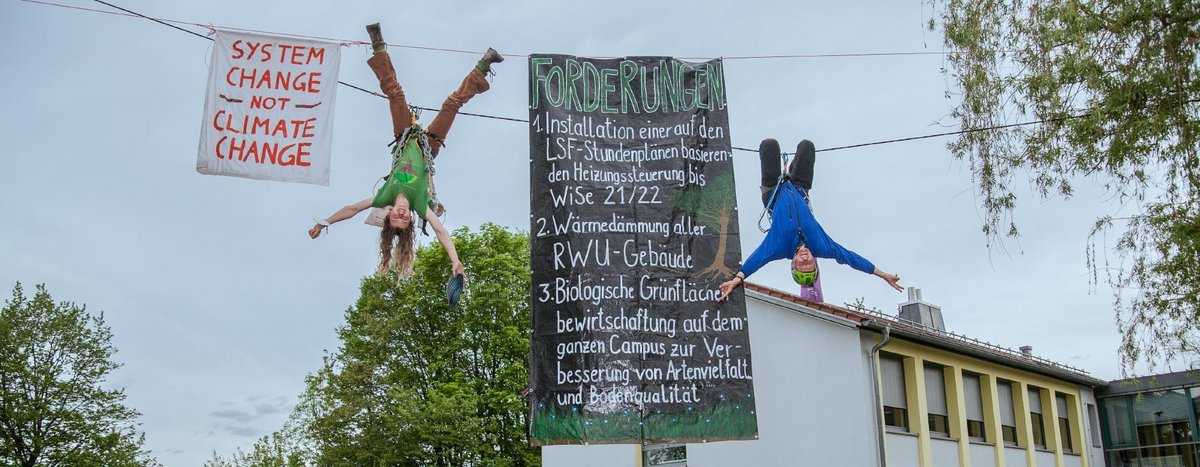 Protest auf dem Ravensburger Campus: Professor Ertel (rechts) kopfüber mit Forderungskatalog und rebellischem Nachwuchs. Foto: Igor Chernov