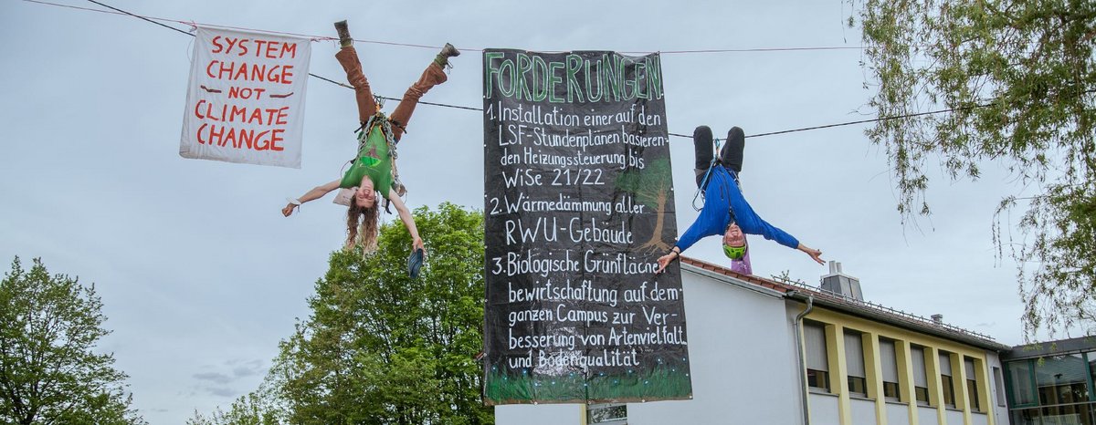 Protest auf dem Ravensburger Campus: Professor Ertel (rechts) kopfüber mit Forderungskatalog und rebellischem Nachwuchs. Foto: Igor Chernov
