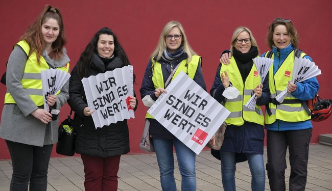 Das Team des Kiga Rieth in Nürtingen streikt: Dragica Klaric, Fabiana Mura, Veronika Harrer, Jessica Lott und Chefin Kerstin Scheitenberger-Fritz (von links).
