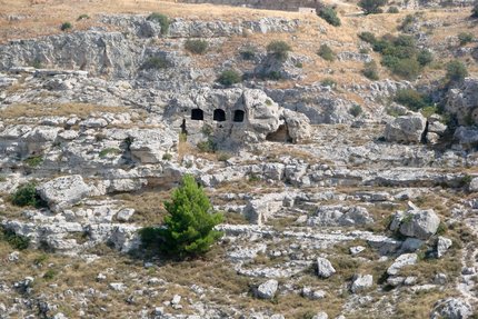 Die Murgia, das Tuffstein-Hügelland auf der anderen Seite der Gravina. Nicht alle Höhlenbauten sind aus der Steinzeit.