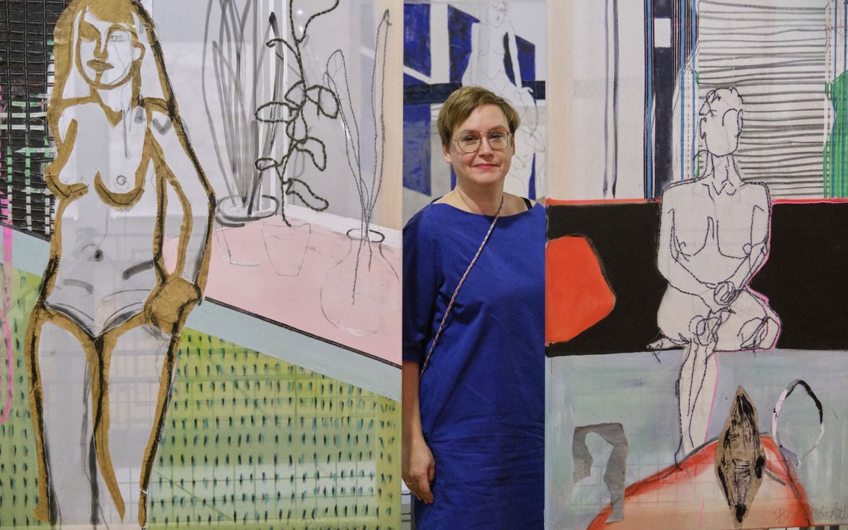 Birgit Herzberg-Jochum malt auf zusammengenähten Stücken transparenter Gaze. Birgit Herzberg-Jochum malt auf zusammengenähten Stücken transparenter Gaze.