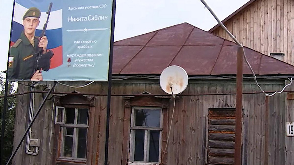 "Hier wohnte ein Mitglied der speziellen Militäroperation. Nikita Sablin starb einen mutigen Tod", steht auf dem Plakat vor dem Haus, in dem Nikita Sablin wohnte, geboren 2005, gestorben 2023. 