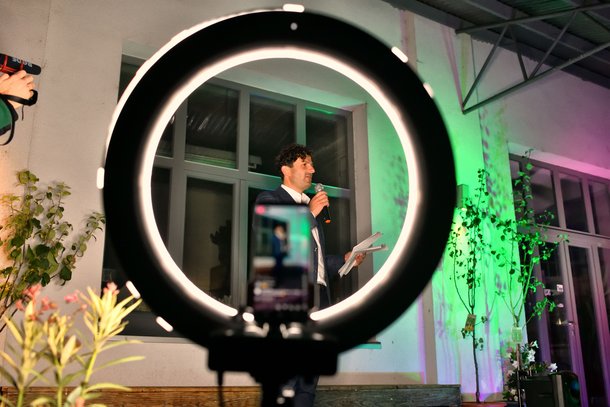 Trotzdem gut gelaunt: Luigi Pantisano bei seiner Wahlparty. Foto: Patrick Pfeiffer 