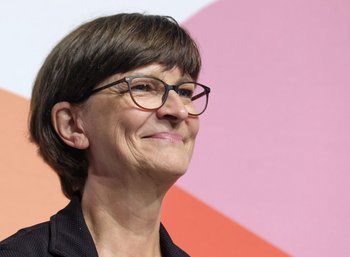 Wie die Spaltung der SPD lösen? Esken hat schon mal Therapie-Tipps von Kevin Kühnert retweetet.