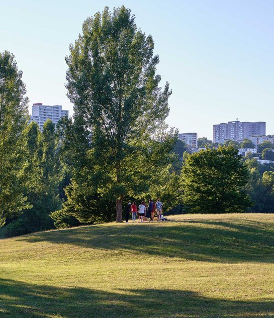 "Wir üben für ein Konzert. Wir feiern unsere Vereinsfeste hier, weil wir keine eigenen Räume haben. Es ist schön hier, viele Leute und alle sind herzlich willkommen. Und wir räumen auch alles wieder auf. Das ist wichtig, damit sich niemand beschwert."