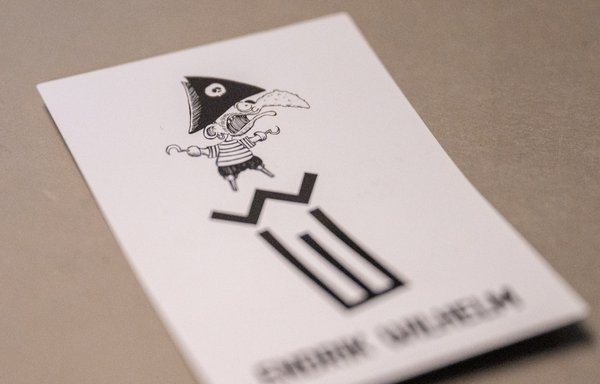 Endrik Wilhelms Visitenkarte ziert eine Piratenfigur von Walter Moers.