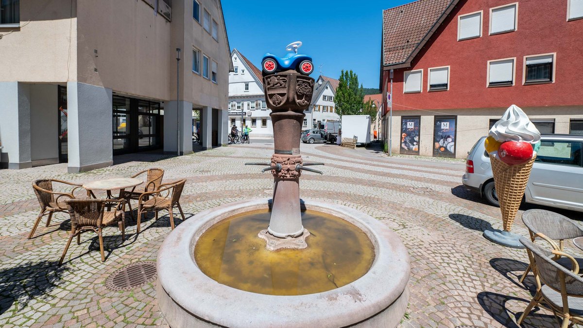 Am Rand des Brunnens strandete ein Auto – ein Bobbycar erinnert daran. Am Rand des Brunnens strandete ein Auto – ein Bobbycar erinnert daran.