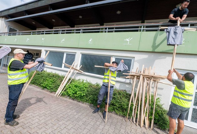 Vorbereitungen am Sportvereinsheim, Bernd Matzke (links) ist mit Herzblut dabei.