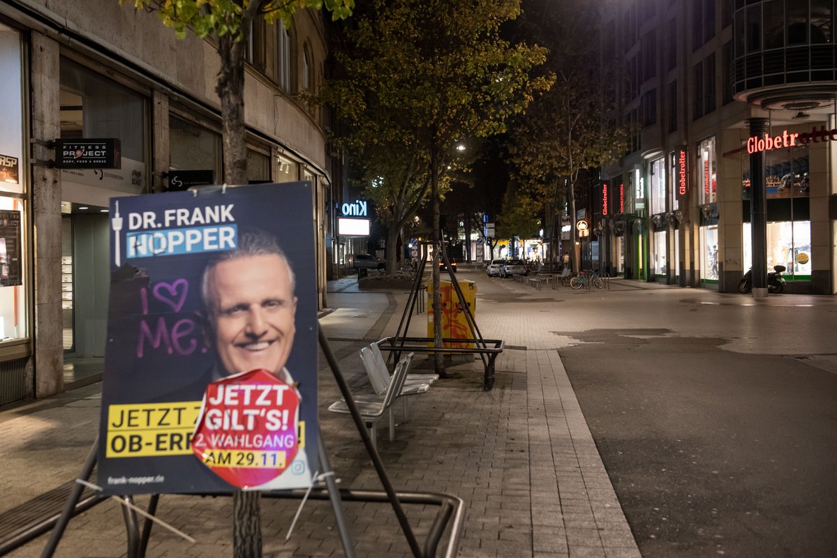 Bombenstimmung: Stuttgart am Corona-OB-Wahlabend. Zur Fotostrecke geht es mit Klick auf das Bild. 