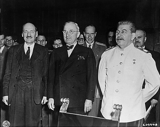 Drei ganz alte Linke (v.l.n.r.): Britischer Premier Clement Attlee, US-Präsident Harry S. Truman und Sowjetführer Joseph Stalin bei der Potsdamer Konferenz 1945. Foto: US-Regierung, gemeinfrei