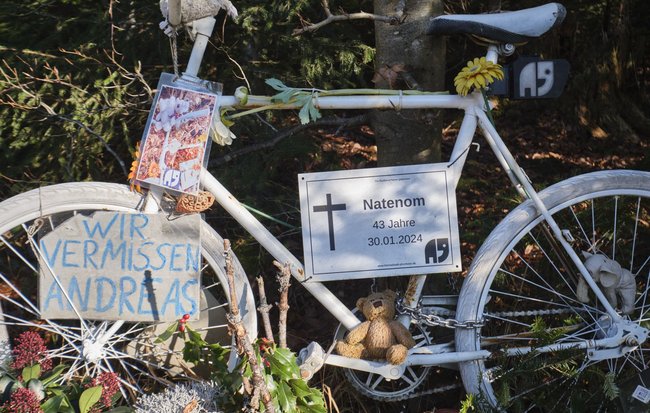 Geisterrad am Unfallort von Andreas "Natenom" Mandalka. Geisterrad am Unfallort von Andreas "Natenom" Mandalka.