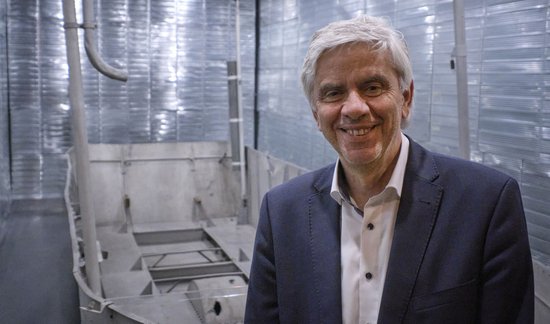 Den "wahnsinnigen Energieaufwand" beim Alu-Gewinnen beschreibt Jürgen Bleibler, Leiter der Abteilung Zeppelin.