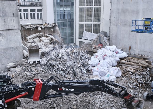 Erster Schritt zum Recyclingbaustoff: sortenreines Sortieren. Foto: Joachim E. Röttgers