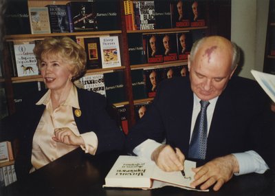 Signierstunde mit Dame: Raissa Gorbatschowa. Foto: