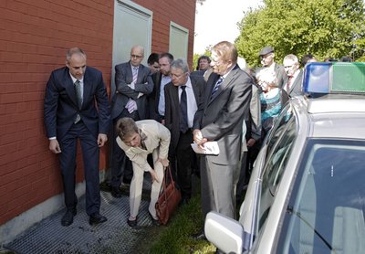 Der Untersuchungsausschuss macht sich am 15.5.2015 vor Ort ein Bild; hier von der Position des Autos, in dem Kiesewetter und Arnold saßen.