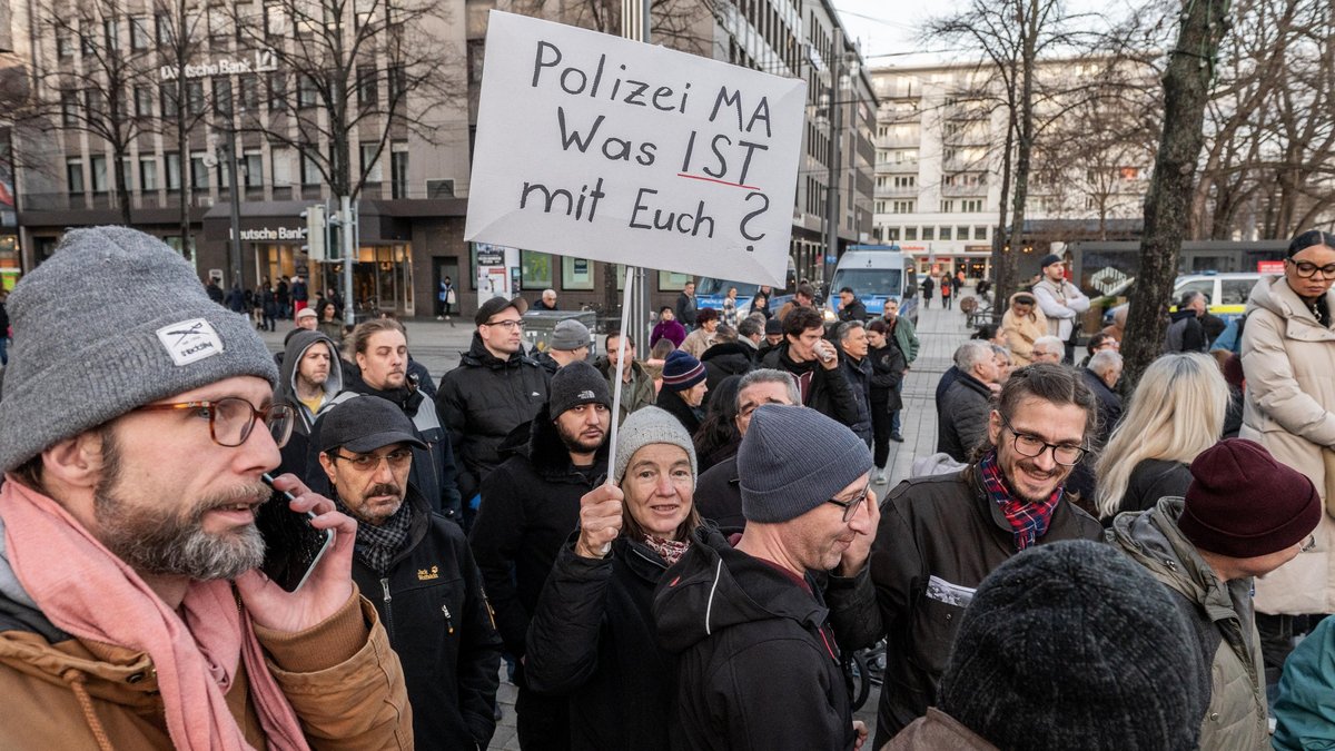 Demo im Dezember 2023, nachdem ein Mannheimer Polizist einen türkischstämmigen Mann erschossen hatte. Fotos: Jens Volle