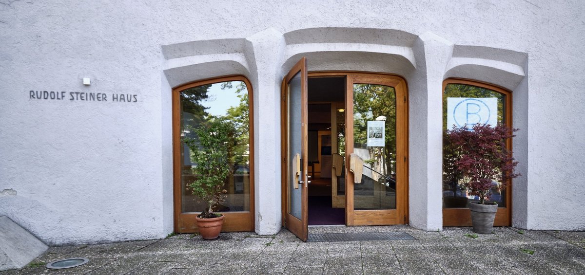 In diesem Haus, oben auf der Stuttgarter Uhlandshöhe, sitzt Rudolf Steiners Erbin: die Anthroposophische Gesellschaft. Fotos: Joachim E. Röttgers