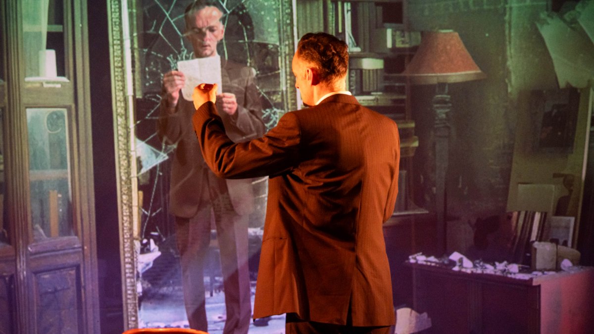 Der Reisende (Manuel Krstanovic als Otto Silbermann) im KI-generierten Bühnenbild: Wo liegen die Grenzen zwischen Realität und Fantasie?