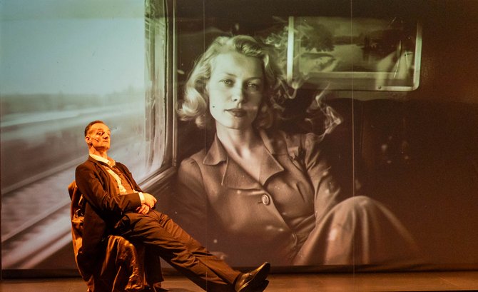 Überdimensionale Figuren erzeugen eine Nähe, die es nicht gibt – Silbermann ist allein.