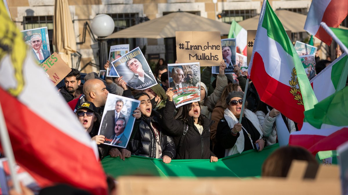 Symbolfigur oder Monarch: Bilder des Schah-Sohns Reza Pahlavi auf dem Stuttgarter Schlossplatz Mitte Januar. Foto: Julian Rettig