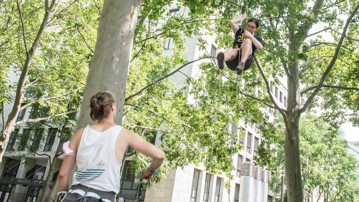 Protestform mit Kletterseil – auch dafür gibt es einen Kurs. Protestform mit Kletterseil – auch dafür gibt es einen Kurs.