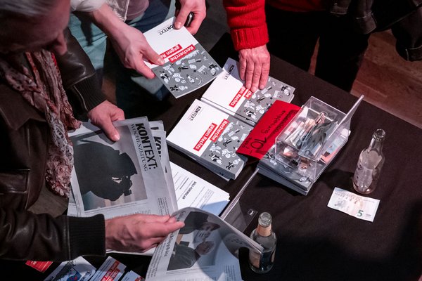 Die gedruckten Recherchen gingen weg wie geschnitten Brot.