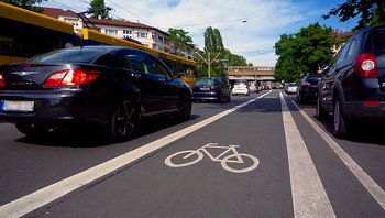 Streitobjekt Radstreifen: rückgebaute Ausfallstraße in Bad Cannstatt. Foto: Lessat