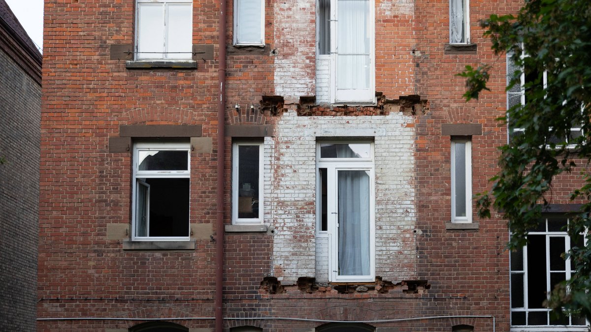 Wo früher Balkone waren, klaffen Löcher in der Backsteinmauer – Vonovia-Haus im Stuttgarter Nordbahnhofviertel. Foto: Julian Rettig