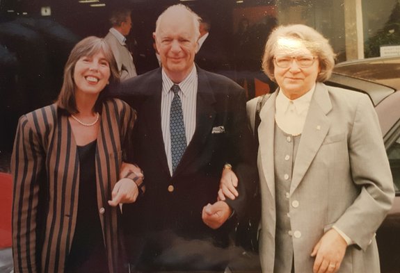 Der frühere Gouverneur Coup de Fréjac zwischen Margret Kleber (rechts) und Susanne Rudolph, der Enkelin Josef Karlmann Brechenmachers, um 1988. Foto: privat