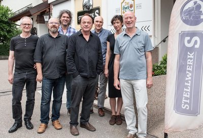 Die Künstlergruppe "Begleitbüro SOUP", in der Mitte Harry Walter, vor dem "Stellwerk S". Die Künstlergruppe "Begleitbüro SOUP", in der Mitte Harry Walter, vor dem "Stellwerk S".