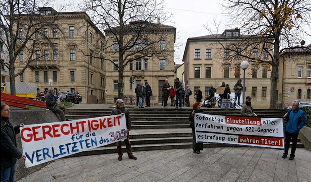 Stuttgart-21-Gegner demonstrieren am letzten Prozesstag vor dem Landgericht gegen die Einstellung des Verfahrens. Foto: Joachim E. Röttgers