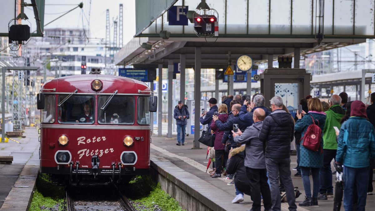 Das neu gegründete Gäubahnkomitee Stuttgart wirbt mit "Rotem Flitzer" für die Panoramabahn – das ist der Teil der Gäubahnstrecke mit den schönsten Ausblicken auf die Landeshauptstadt. Fotos: Joachim E. Röttge