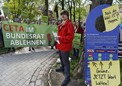 Im Streitfall Stimmenthaltung im Bundesrat. Draußen fordern Demonstranten: nicht bei CETA!