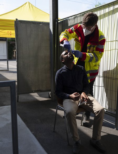 Testzelt im "Alten Schlachthof". Marvin Schuckert macht im Juni 2021 einen Schnelltest bei Nicholas Mwanje.