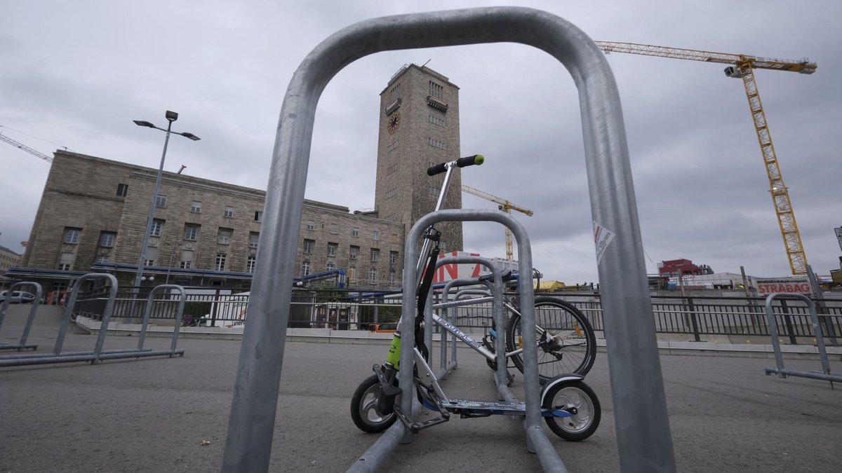 Neu, aber ab vom Schuss: die Abstellplätze für Fahrräder. Wenig los? Liegt bestimmt an der fehlenden Wegmarkierung.