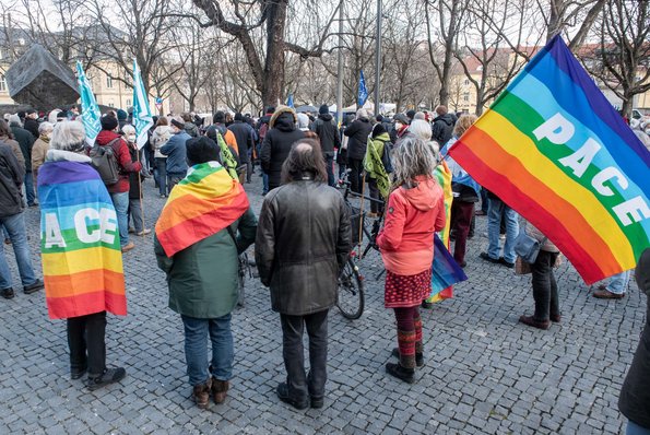 Die konsternierte Friedensbewegung am Samstag. Fotos: Jens Volle