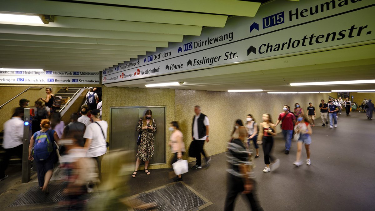 ... haben das Rennen selbst gegen die versandeltsten Wiener Haltestellen klar verloren: Haltestelle Charlottenplatz (Foto: Joachim E. Röttgers), ...