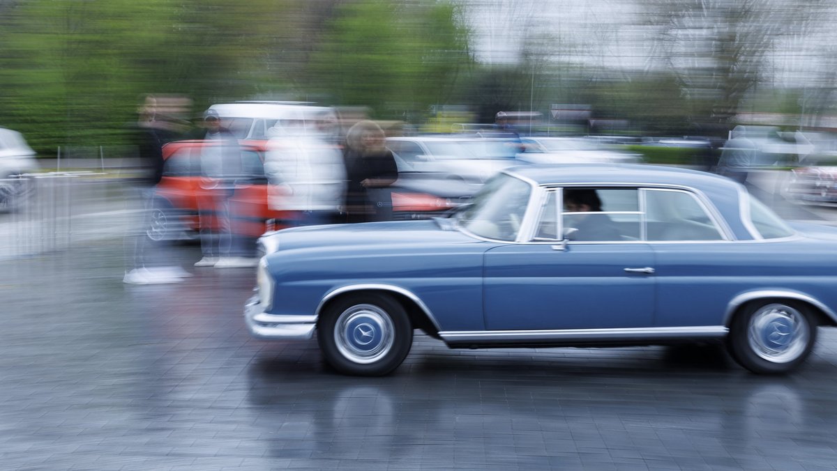 Schön, schön – schön war die Zeit: Das Festhalten an Vergangenem bringt den Daimler nicht mehr auf die Überholspur. Foto: Julian Rettig