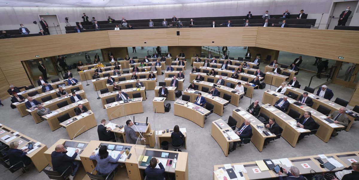 Die SPD-Fraktion hat sie gefordert, vergangenen Freitag fand sie statt: Landtagsdebatte über die Corona-Maßnahmen. Fotos: Joachim E. Röttgers