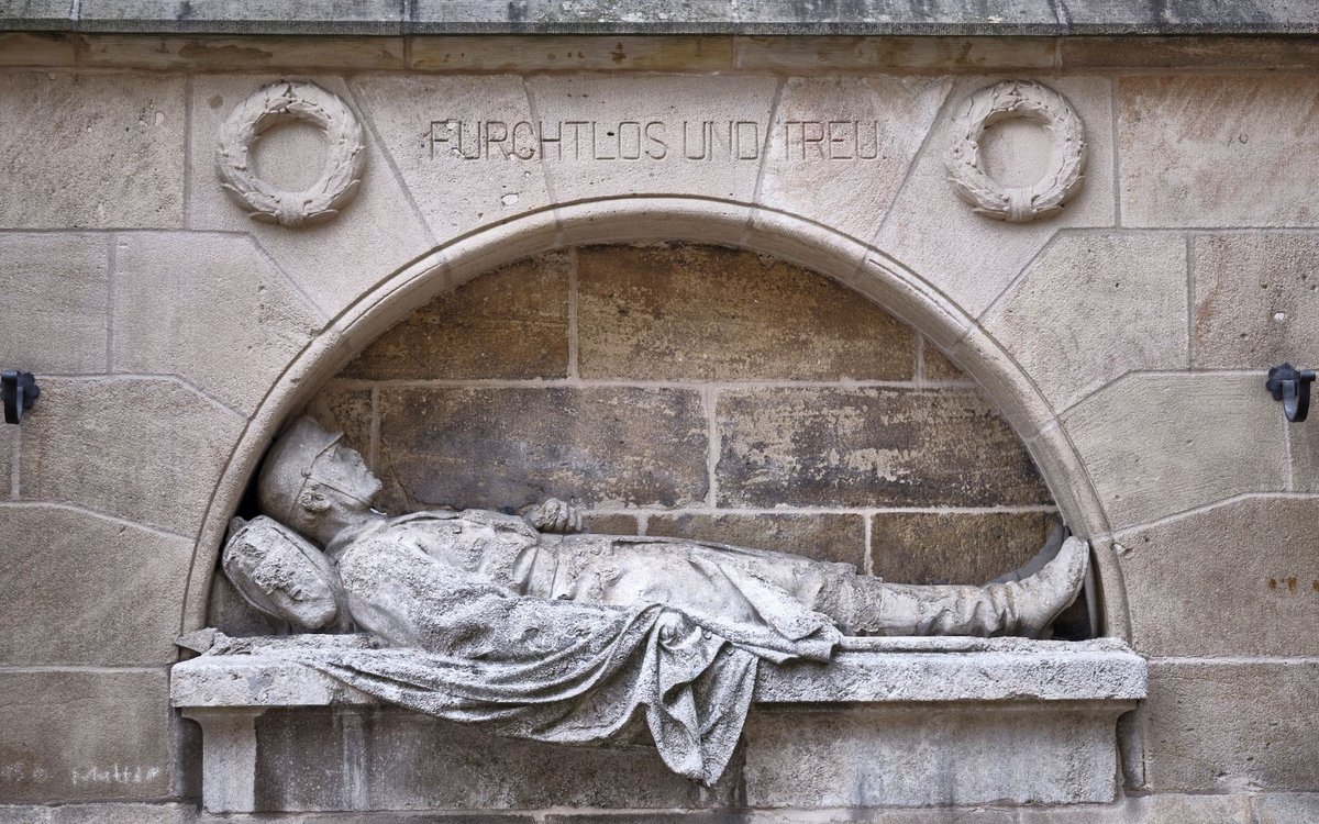 Unser Fotograf interpretiert den VfB: furchtlos und treu. (Gefallenen-Denkmal an Esslingens Stadtkirche.)