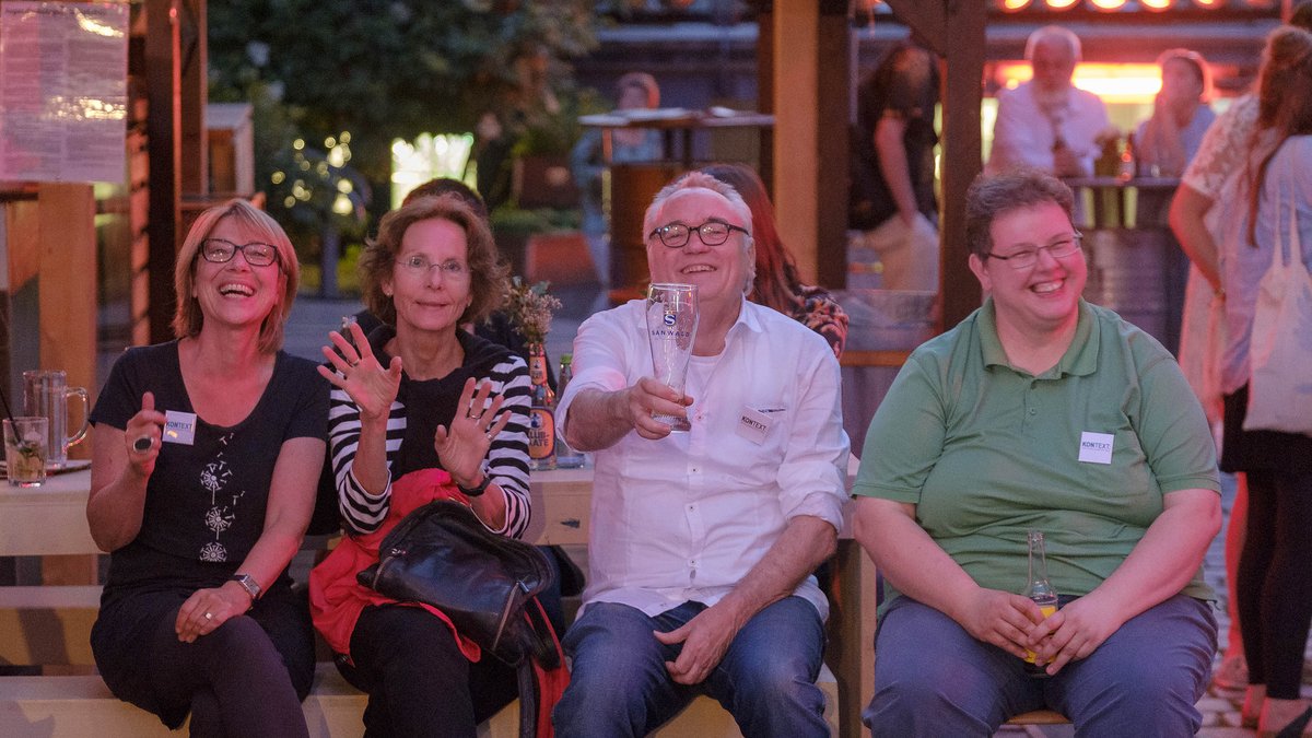 Besser ist die Stimmung beim Pressefest, das Kontext organisiert hat: Im Mai 2018 auf der Cannstatter Kulturinsel. Rechts im Bild ist Sibylle Wais, die sich von 2014 bis 2023 um die Verwaltung gekümmert hat. Foto: Joachim E. Röttgers