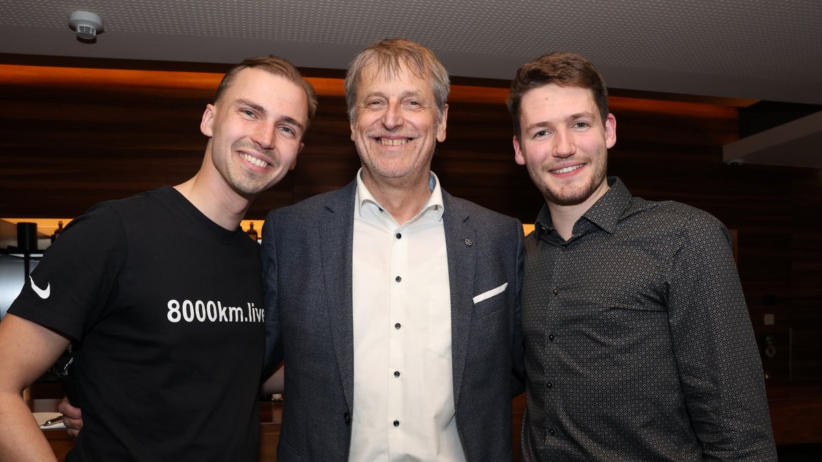 Kann endlich selbstbestimmt arbeiten: Uwe Bogen (Mitte) mit den Spendenradlern John Müller (links) und Alexander Pauls. Foto: Klaus Schnaidt