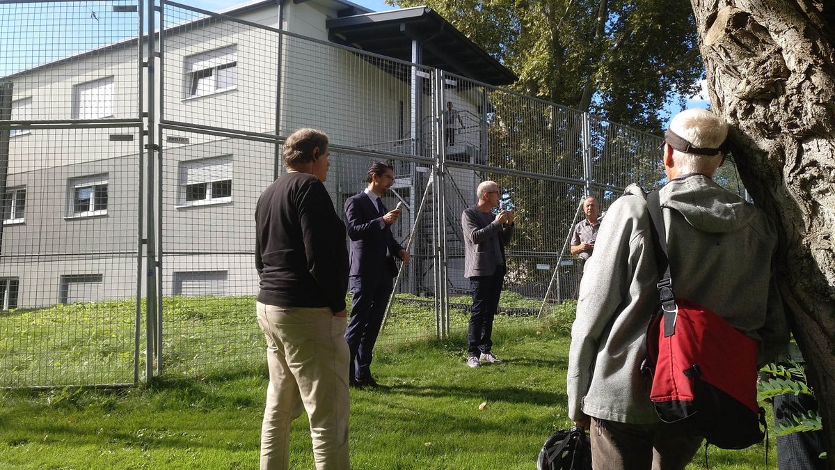 Auf dem vom S-21-Bauzaun geteilten "Feldherrnhügel" erinnern Torben Giese und Reinhold Weber (2. und 3. v.l.) an den Schwarzen Donnerstag. Hinten lauscht ein Zaungast. Foto: Oliver Stenzel