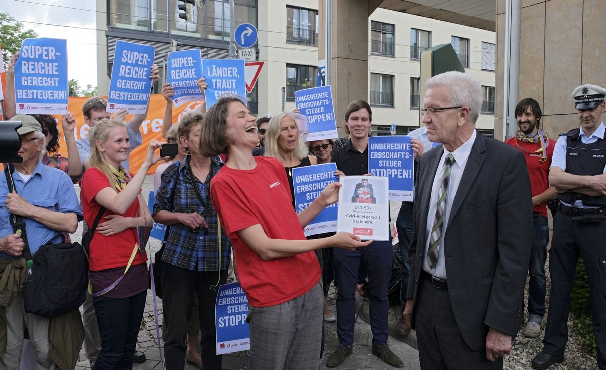 Demonstrierende wollten Winfried Kretschmann im Sommer 2016 für eine ernstzunehmende Erbschaftssteuer gewinnen. Fotos: Joachim E. Röttgers