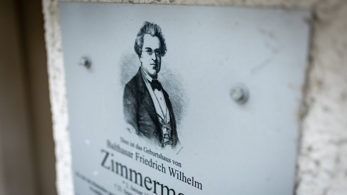Die Tafel am Geburtshaus von Wilhelm Zimmermann zeigt einen Stich aus einer 1869 erschienenen Familienchronik. Fotos: Julian Rettig