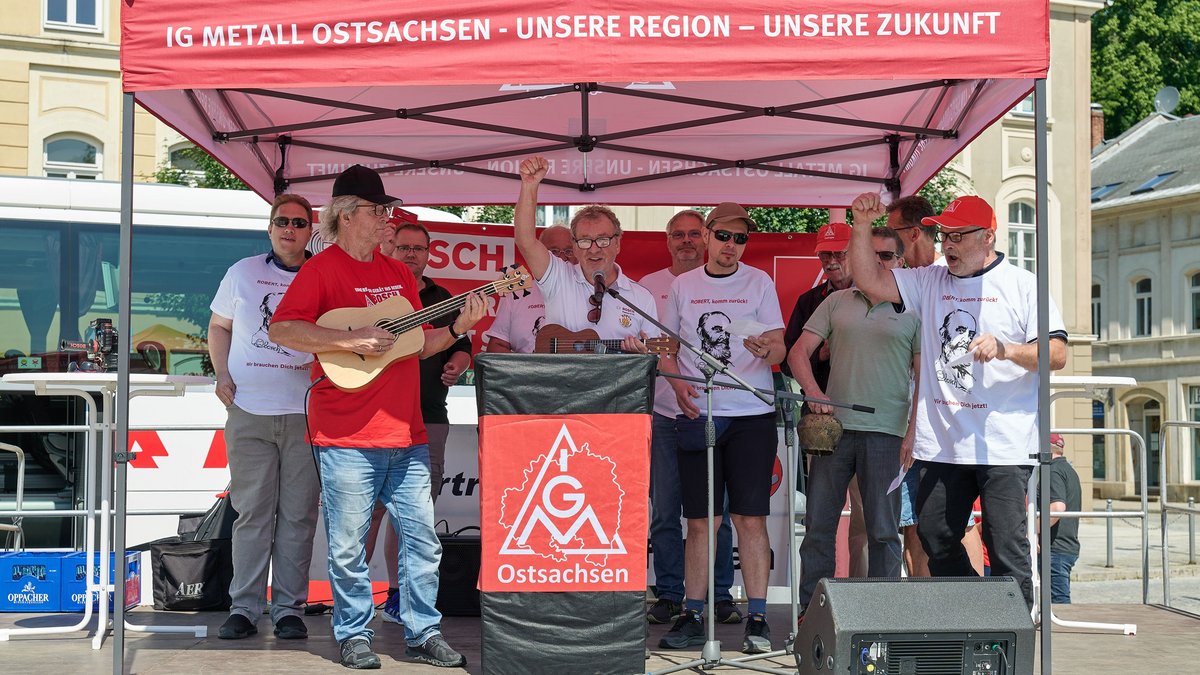 Die Kollegen aus Leinfelden machen Stimmung mit Ukulele und eigens gedichtetem Kampflied.