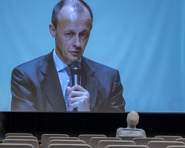 Grade war er so schön in der Versenkung verschwunden, jetzt tritt Friedrich Merz wieder auf den Plan. 